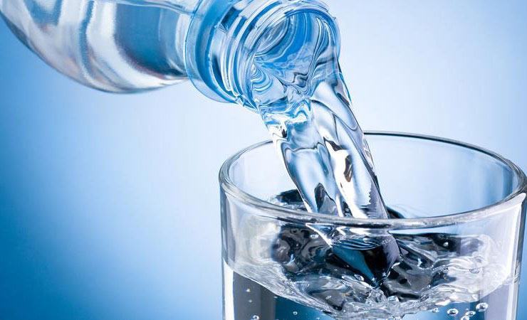 Nên chọn nước tinh khiết hay nước khoáng để sử dụng hàng ngày trong mùa hè