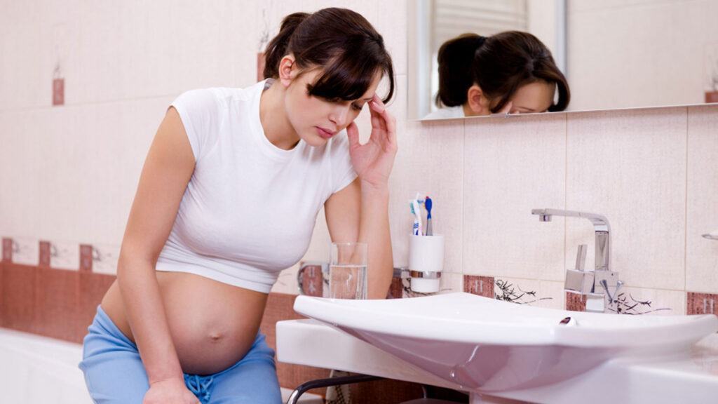 Mang thai bị táo bón nên làm gì?