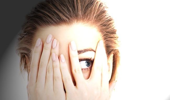 Muốn giảm chứng đau mắt đỏ sợ ánh sáng nên làm gì?