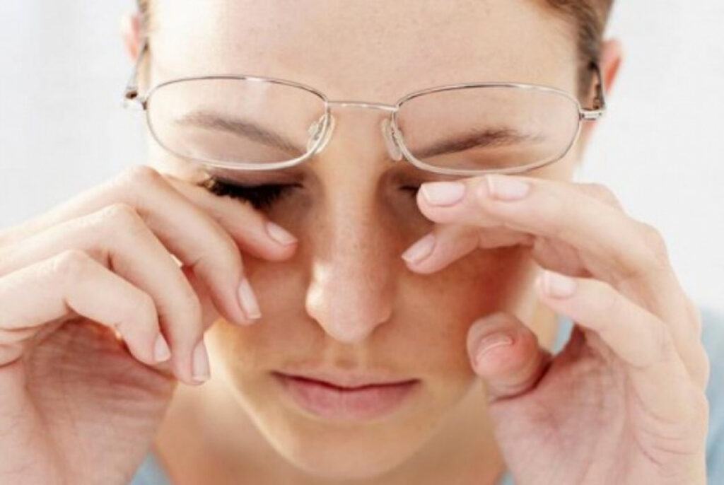 Phương pháp làm dịu chứng đau mắt đỏ bị cộm ngay tại nhà
