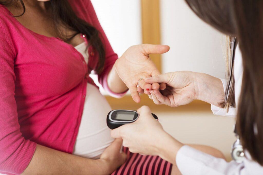 Nên làm gì để kiểm soát hạ đường huyết khi mang thai?